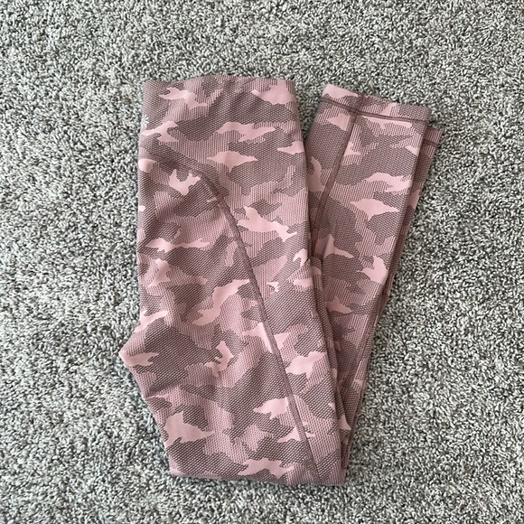 EUC Athleta Ultimate Stash Pocket Texture Camo Capri Mauve Pink Sz Small Tall T - Picture 1 of 6